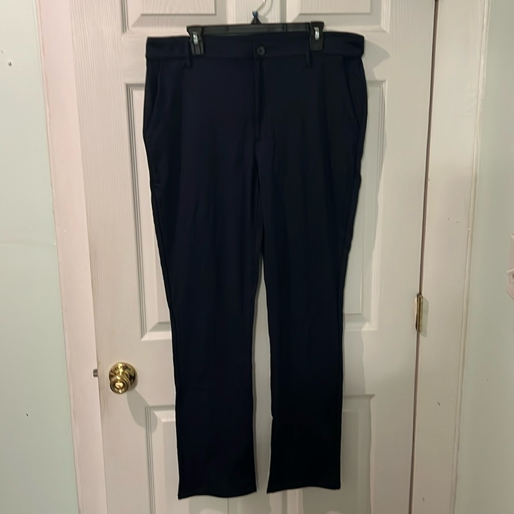 True classic 38/32 in navy excellent condition, only worn once. Super stretchy